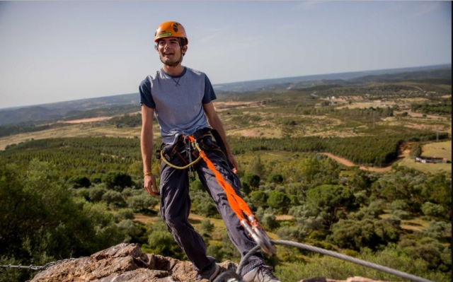 Con el material de seguridad sobre la roca